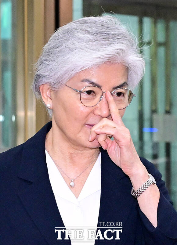 한미 관계 전반에 관한 논의를 위해 일시 귀국한 강경화 주미 대사(오른쪽)가 15일 오후 서울 종로구 외교부 청사에 도착해 취재진 질문에 답변하고 있다. /임영무 기자