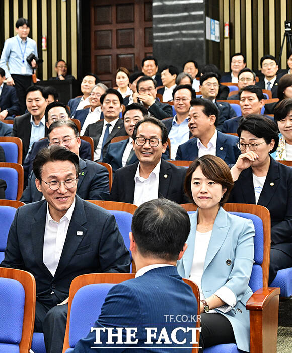 지난 14일 국회에서 열린 더불어민주당 의원총회에 참석한 김민석 전 국무총리와 고민정 의원. /배정한 기자