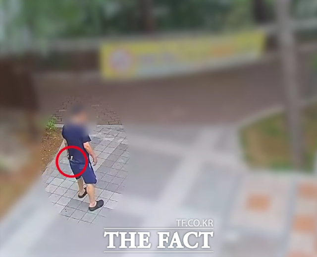 8일 오전 부산시 사상구 모라동 운수공원에서 50대 남성이 흉기를 몸에 지니고 돌아다니고 있다. /사상경찰서