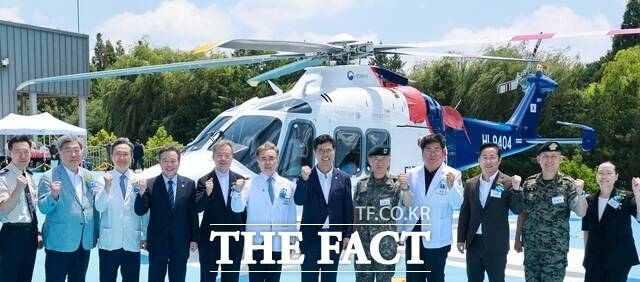 15일 익산시 신동 원광대학교 내 동문주차장 전용헬기장에서 원광대병원 닥터헬기 10주년 기념식이 열린 가운데 이원택 전북도지사(가운데)를 비롯해 최정호 익산시장, 박성태 원광대 총장, 최대해 중앙응급의료센터장 등 관계자들이 닥터헬기 앞에서 기념 촬영을 하고 있다. /전북도