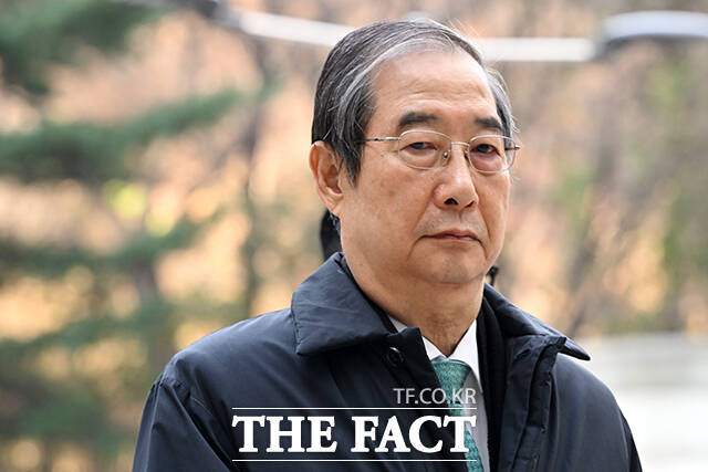 내란 중요임무 종사 등 혐의로 2심에서 징역 15년을 선고받은 한덕수 전 국무총리가 대법원에 자신의 사건을 전원합의체로 넘겨달라고 요청했다. 한 전 총리가 지난해 11월 서울 서초구 서울중앙지방법원에서 열린 1심 결심 공판에 출석하고 있다. /서예원 기자