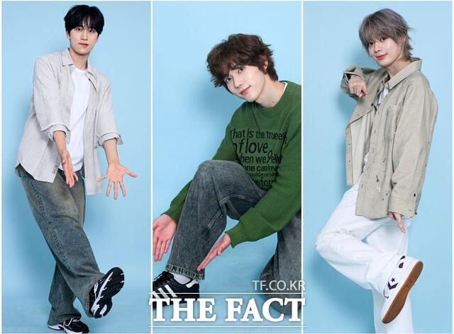 루네이트는 SNEAKERS의 1위 공약으로 직접 디자인한 스니커즈 운동화와 초코바를 나눠주겠다고 밝혔다. 사진은 루네이트 준우 카엘 유우마(왼쪽부터) 15일 서울 마포구 <더팩트>에서 진행된 인터뷰 이후 촬영에서 포즈를 취하고 있는 모습이다./서예원 기자