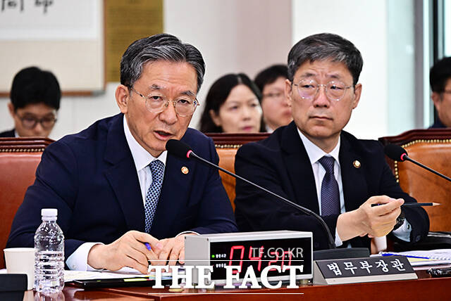 질의에 답변하는 정성호 법무부 장관. 오른쪽은 노경필 법원행정처장.