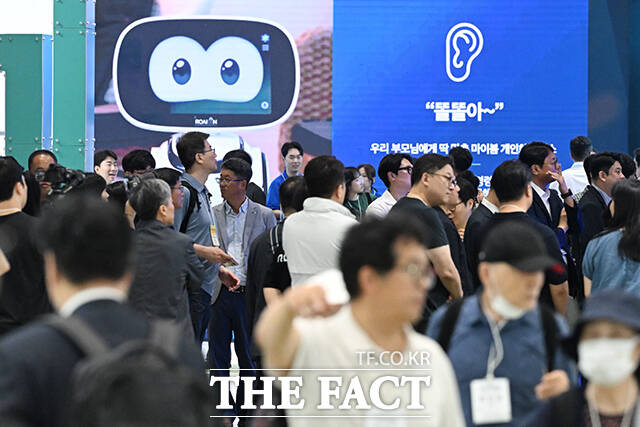 2026 농식품 테크 스타트업 창업박람회가 15일 오전 서울 강남구 코엑스에서 열린 가운데, 관람객들이 부스를 둘러보고 있다. /김성렬 기자