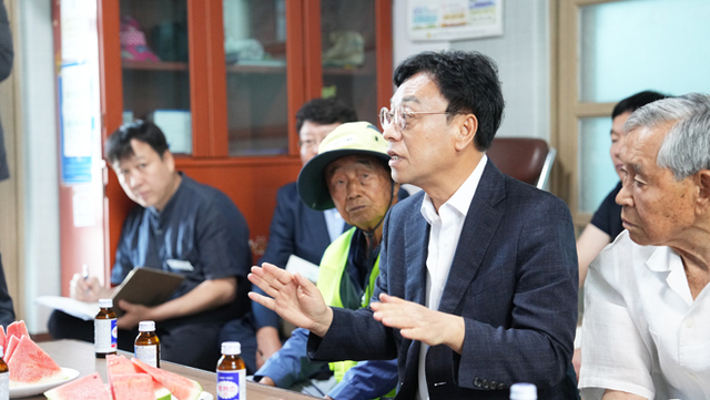 최기영 봉화군수가 마을 경노당을 찾아가 어르신들과 대화하고 있다. /봉화군
