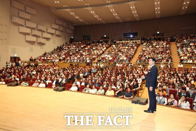 15일 금호동 백운아트홀에서 열린 민선9기 광양대전환 미래비전과 비상경제 시민보고회에는 800여 명의 시민이 참석했다. /광양시