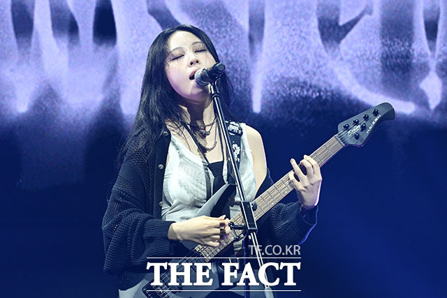 가수 권진아가 15일 오후 서울 마포구 NOL 씨어터 합정 동양생명홀에서 열린 세 번째 EP ‘SAVE ME(세이브 미)’ 발매 기념 쇼케이스에 참석해 타이틀곡‘MONSTER(몬스터)’ 무대를 펼치고 있다. /서예원 기자
