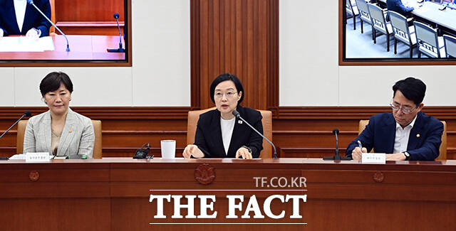 한성숙 국무총리가 15일 오전 서울 종로구 정부서울청사에서 열린 비상경제점검회의에 참석해 모두발언을 하고 있다. /임영무 기자