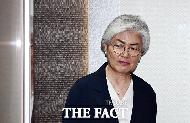 한미 관계 전반에 관한 논의를 위해 일시 귀국한 강경화 주미 대사(오른쪽)가 15일 오후 서울 종로구 외교부 청사에 도착해 취재진 질문에 답변하고 있다. /임영무 기자
