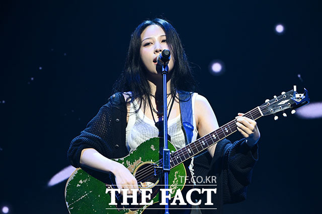 가수 권진아가 15일 오후 서울 마포구 NOL 씨어터 합정 동양생명홀에서 열린 세 번째 EP ‘SAVE ME(세이브 미)’ 발매 기념 쇼케이스에 참석해 ‘Rain on me(레인 온 미)’ 무대를 펼치고 있다. /서예원 기자