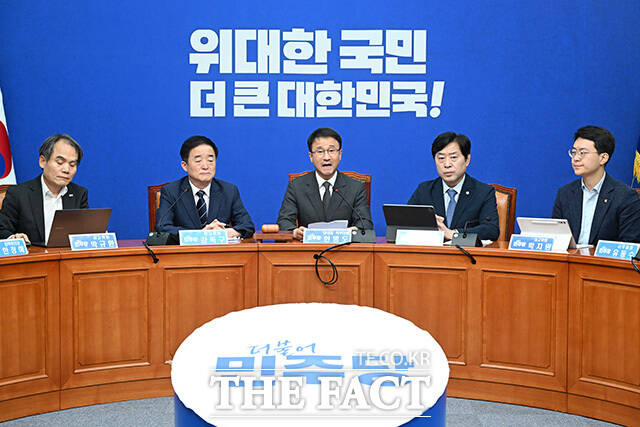 최고위원회의에서 모두발언하는 한병도 당대표 직무대행 겸 원내대표(가운데).