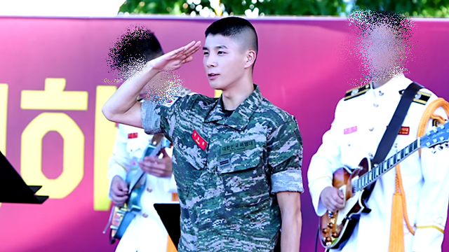 해병대에서 복무 중인 정동원의 최근 근황이 공개돼 팬들의 뜨거운 관심이 쏟아졌다. 군복을 단정하게 갖춰 입은 채 밝은 미소와 함께 힘찬 경례를 하는 모습은 많은 이들의 시선을 사로잡았다. /유튜브 '동원랜드' 캡처
