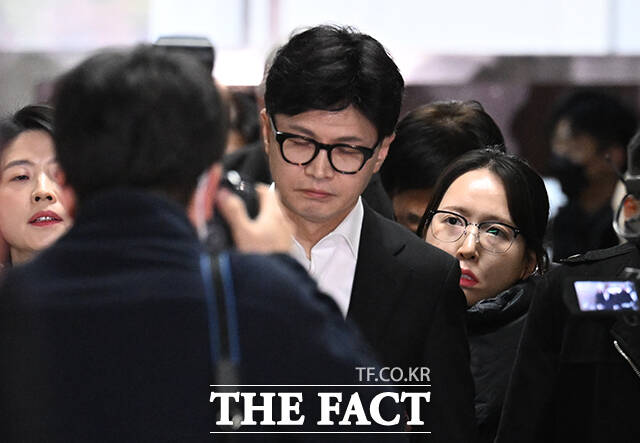 한동훈 무소속 의원(당시 국민의힘 당대표)이 12·3 계엄 선포 다음날인 4일 오전 서울 여의도 국회에서 열린 비공개 최고위원회의를 마치고 비상 의원총회로 향하고 있다. /박헌우 기자