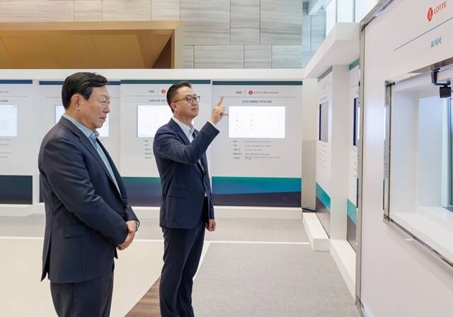 신동빈 롯데그룹 회장(왼쪽)이 15일 오후 서울 송파구 롯데월드타워에서 열린 하반기 VCM 참석에 앞서 AI 에이전트 전시를 살펴보며 황민재 롯데지주 경영혁신실장에게 음성·모션 인식 기반 AI 비서에 관한 설명을 듣고 있다. /롯데그룹