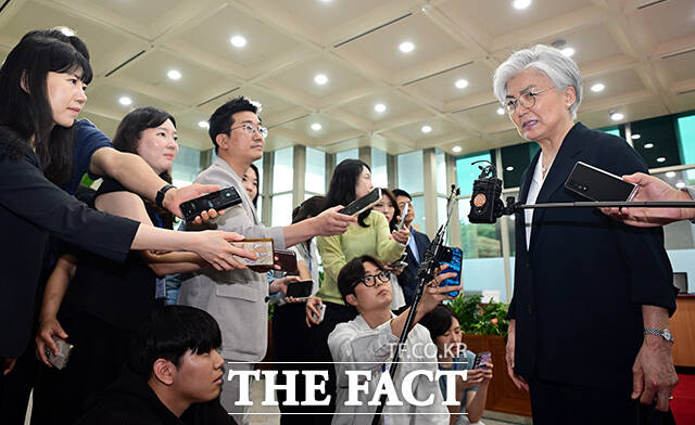 한미 관계 전반에 관한 논의를 위해 일시 귀국한 강경화 주미 대사(오른쪽)가 15일 오후 서울 종로구 외교부 청사에 도착해 취재진 질문에 답변하고 있다. /임영무 기자