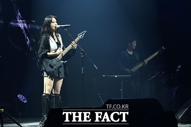 가수 권진아가 15일 오후 서울 마포구 NOL 씨어터 합정 동양생명홀에서 열린 세 번째 EP ‘SAVE ME(세이브 미)’ 발매 기념 쇼케이스에 참석해 타이틀곡‘MONSTER(몬스터)’ 무대를 펼치고 있다. /서예원 기자