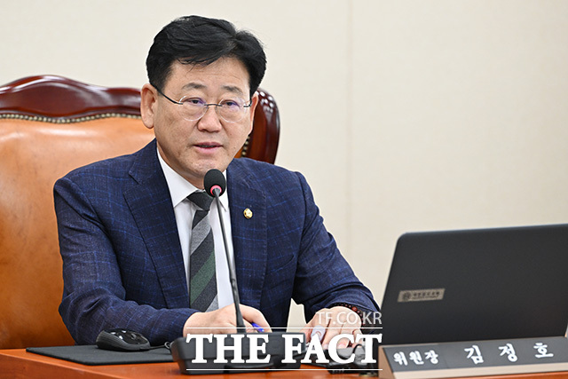 김정호 기후위기특별위원회 위원장이 15일 오후 서울 여의도 국회에서 열린 기후위기특별위원회 전체회의에서 의사봉을 두드리며 회의를 주재하고 있는 가운데 국민의힘 의원들의 자리가 비어있다. /국회=남용희 기자