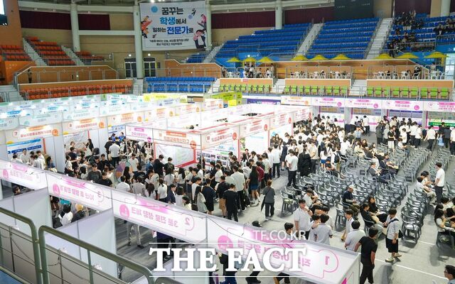 예산 윤봉길체육관에서 열린 2026년 충남 직업계고 취업박람회 행사장 각 부스에 직업계고 학생들이 인산인해를 이루고 있다. /충남도교육청