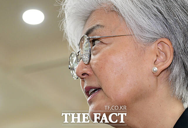 한미 관계 전반에 관한 논의를 위해 일시 귀국한 강경화 주미 대사(오른쪽)가 15일 오후 서울 종로구 외교부 청사에 도착해 취재진 질문에 답변하고 있다. /임영무 기자