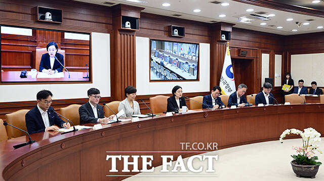 한성숙 국무총리가 15일 오전 서울 종로구 정부서울청사에서 열린 비상경제점검회의에 참석해 모두발언을 하고 있다. /임영무 기자