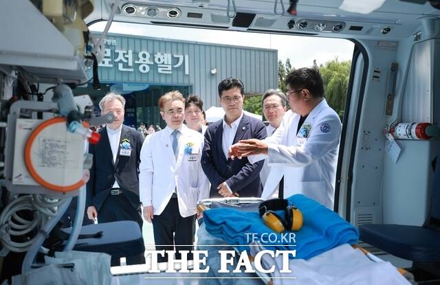 15일 익산시 신동 원광대학교 내 동문주차장 전용헬기장에서 원광대병원 닥터헬기 10주년 기념식이 열린 가운데 이원택 전북도지사(가운데)가 닥터헬기를 둘러보고 있다. /전북도