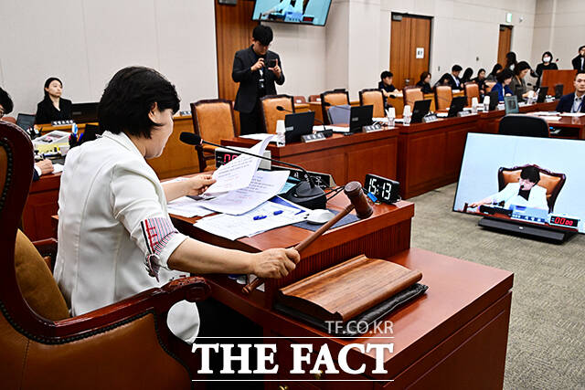 서영교 법사위원장이 15일 오후 서울 여의도 국회에서 열린 법제사법위원회 전체회의에 참석해 안건을 의결하고 있다. /국회=배정한 기자
