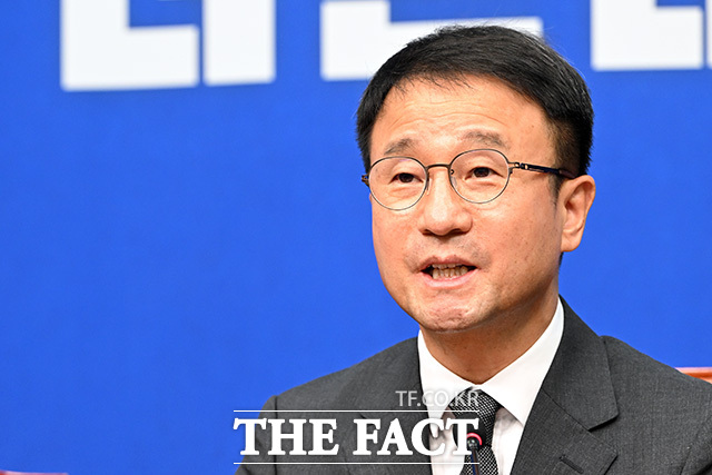 최고위원회의에서 모두발언하는 한병도 당대표 직무대행 겸 원내대표(가운데).
