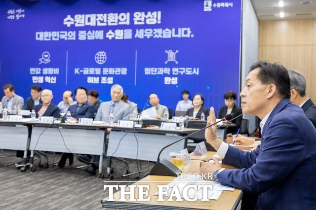 14일 수원시청에서 열린 수원방문의해 추진위원회 1차 정기회의에서 이재준 시장이 발언하고 있다. /수원