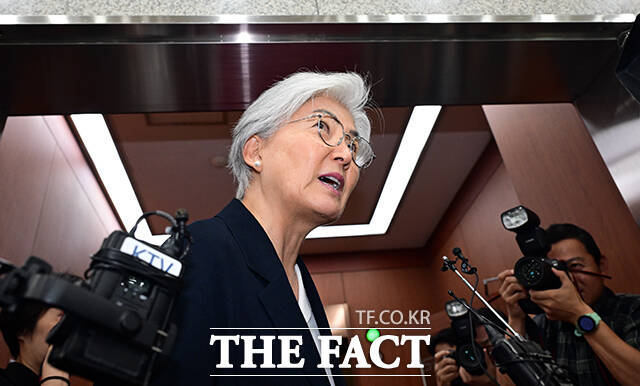 한미 관계 전반에 관한 논의를 위해 일시 귀국한 강경화 주미 대사(오른쪽)가 15일 오후 서울 종로구 외교부 청사에 도착해 취재진 질문에 답변하고 있다. /임영무 기자