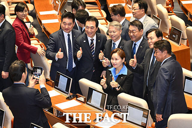 임오경 더불어민주당 의원이 전통문화와 문화산업, 지역축제, 문화유산을 하나의 정책 체계로 연결하는 이른바 'K-컬처 6법' 완성에 속도를 내고 있다. 사진은 지난 4월 28일 오후 서울 여의도 국회에서 열린 제434회 국회(임시회) 제8차 본회의에서 동료 의원들과 기념촬영을 하고 있는 임 의원(가운데). /남용희 기자
