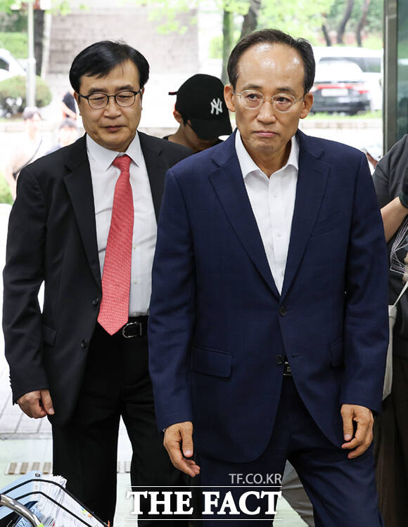 12·3 비상계엄 당시 국회의 계엄 해제 표결을 방해한 혐의를 받는 추경호 대구시장이 15일 서울 서초구 서울중앙지방법원에서 열린 내란중요임무종사 혐의 7차 공판에 출석하고 있다. /이새롬 기자