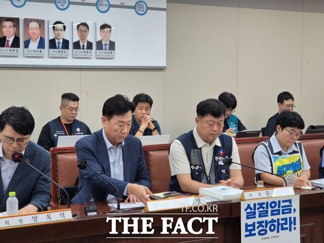 최저임금위원회가 지난 14일 정부세종청사에서 열린 제14차 전원회의에서 근로자위원과 사용자위원으로부터 11차 수정안을 받고 있다. /정다운 기자