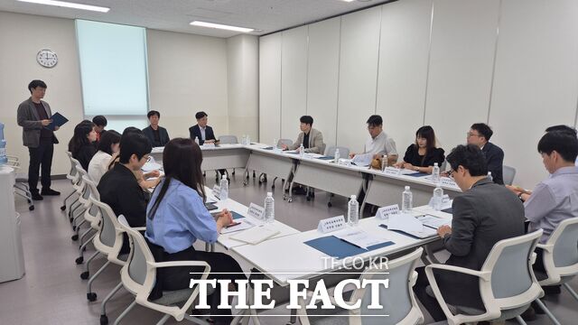 15일 충남교육과정평가정보원에서 충남도교육청과 14개 교육지원청 교권보호 업무 담당자들이 교권 침해 사안에 대한 신속 대응체계 구축 방안을 논의하고 있다. /충남도교육청