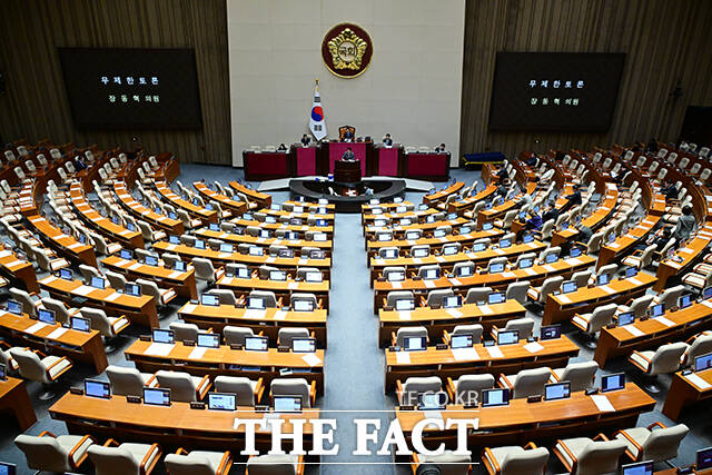 국회 후반기 원 구성 협상이 40일 넘게 쳇바퀴를 돌면서, 제도화 필요성이 고개를 들고 있다. 반복되는 파행에 따른 혈세 낭비 등 우려가 커지자, 정치권 안팎에서는 원 구성 자체를 협상이 아닌 제도로 못 박아야 한다는 지적이 나온다. 사진은 국회 본회의장 전경. /남윤호 기자