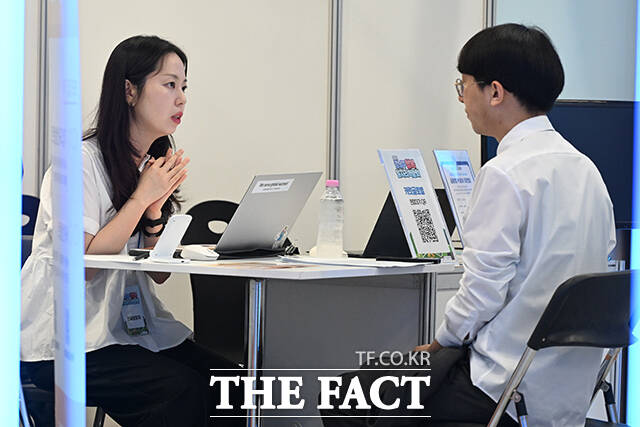2026 강남구 행복 일자리 박람회가 15일 오전 서울 강남구 코엑스에서 열린 가운데, 관람객들이 전시장을 둘러보고 있다. /김성렬 기자