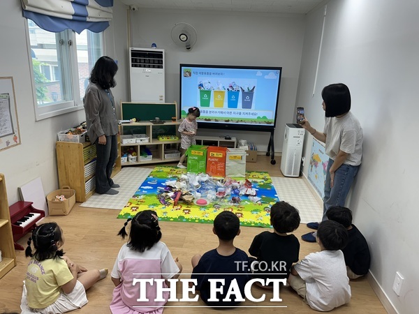 14일 유천동 미래로어린이집에서 진행된 '2026년 찾아가는 어린이 자원순환 교실' 모습. /대전시 중구