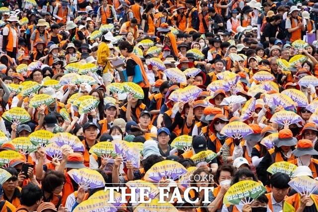 전국민주노동조합총연맹(민주노총) 조합원 약 1만 명이 15일 총파업대회를 열어 서울 도심에서 거리행진이 이어졌다. 대규모행진으로 도심 곳곳에서 교통 혼잡이 빚어진 가운데 소음과 교통 통제로 일부 시민들은 불편을 호소했다. /민주노총