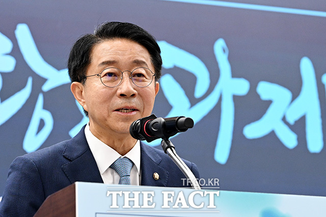 제헌 78주년 기념 학술대회에 참석해 기념촬영 하는 고용진 국회사무총장과 조정식 국회의장, 남인순 국회부의장(앞줄 왼쪽 세 번째부터) 및 참석자들.