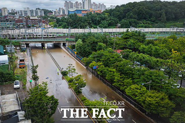 지난 2023년 발생한 오송 지하차도 참사 이후 침수 위험을 조기에 감지하고 차량 진입을 막는 진입차단시설의 중요성이 커지고 있다. /더팩트 DB