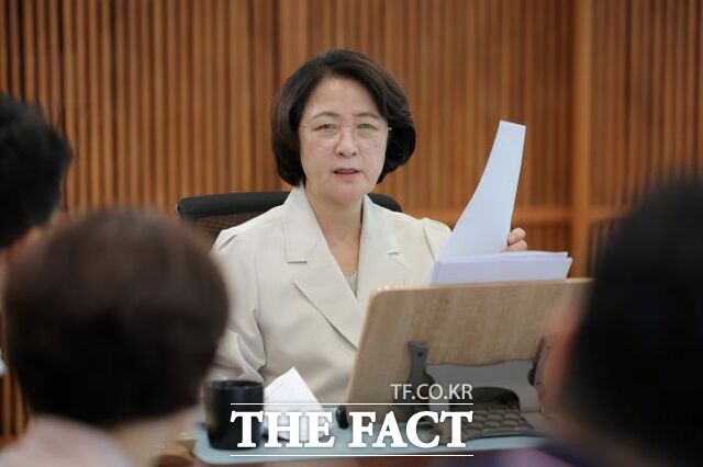 추미애 경기도지사가 15일 도청에서 제2차 반도체 초격차 전략 회의를 주재하고 있다. /경기도