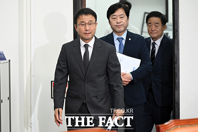 최고위원회의에서 모두발언하는 한병도 당대표 직무대행 겸 원내대표(가운데).
