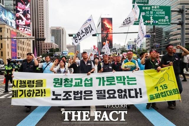 서울 외에도 제주, 경북 등 전국 각지에서 민주노총 지역본부 총파업대회가 열렸고, 금속노조도 경기·경남·광주·대구 등에서 총파업대회를 개최했다. 민주노총은 전국적으로 약 10만 명의 조합원이 참여했다고 밝혔다. /민주노총