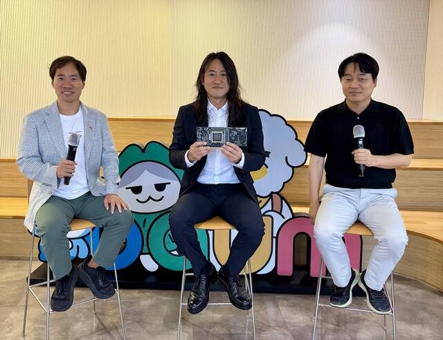 김성훈 업스테이지 대표(왼쪽부터), 백준호 퓨리오사AI 대표, 이건수 AXZ(포털 '다음' 운영사) 대표가 15일 온라인 대담회에서 소버린 AI 확산 방안에 대해 논의하고 있다. /업스테이지