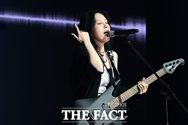 가수 권진아가 15일 오후 서울 마포구 NOL 씨어터 합정 동양생명홀에서 열린 세 번째 EP ‘SAVE ME(세이브 미)’ 발매 기념 쇼케이스에 참석해 타이틀곡‘MONSTER(몬스터)’ 무대를 펼치고 있다. /서예원 기자