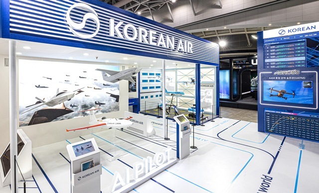 대한항공이 '2026 대한민국 드론·UAM 박람회'에서 UAM 관제 솔루션 ACROSS와 AI 무인기, 디지털 MRO 기술 등 미래 항공 핵심 기술을 공개했다. 2026 드론·UAM 박람회 전시 부스. /대한항공