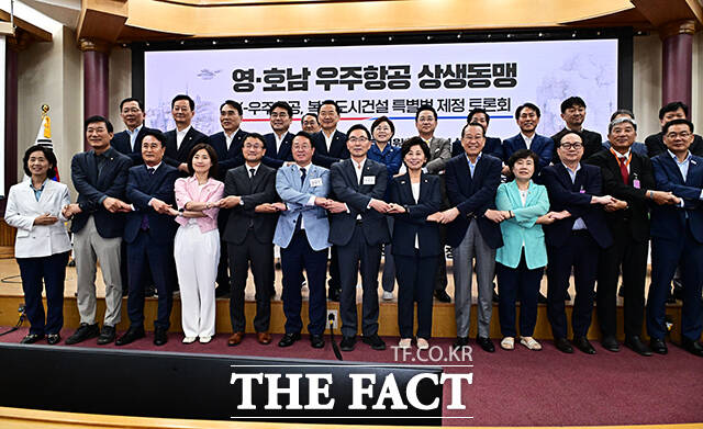 김소희 국민의힘 의원과 한병도 더불어민주당 대표 직무대행 겸 원내대표, 문금주 더불어민주당 의원, 서천호 국민의힘 의원, 남인순 국회부의장, 권영세 국민의힘 의원(왼쪽 네번째부터) 등이 15일 오후 서울 여의도 국회 의원회관 제1소회의실에서 열린 '영·호남 우주항공 상생동맹 우주항공복합도시 특별법 제정 토론회'에 참석해 기념사진 촬영을 하고 있다. /국회=배정한 기자