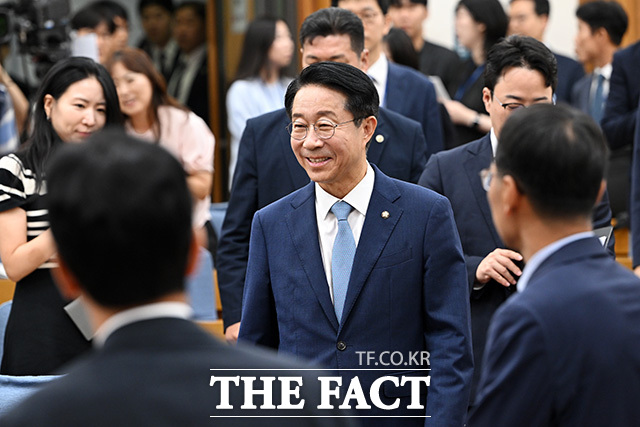제헌 78주년 기념 학술대회에 참석해 기념촬영 하는 고용진 국회사무총장과 조정식 국회의장, 남인순 국회부의장(앞줄 왼쪽 세 번째부터) 및 참석자들.