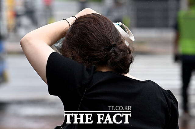 전국이 대체로 흐리고 오후까지 비가 예보된 15일 오전 서울 동대문구 청량리역환승센터에서 시민들이 우산을 쓰고 있다. /박상민 기자