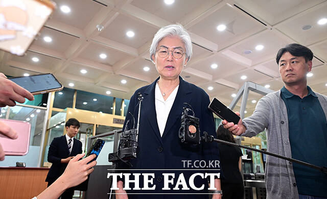한미 관계 전반에 관한 논의를 위해 일시 귀국한 강경화 주미 대사(오른쪽)가 15일 오후 서울 종로구 외교부 청사에 도착해 취재진 질문에 답변하고 있다. /임영무 기자