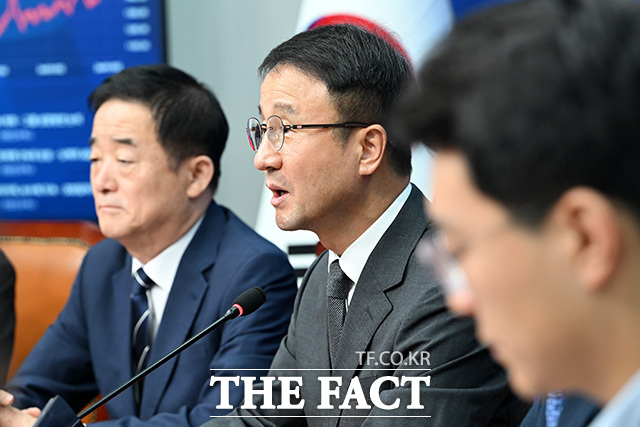 한병도 더불어민주당 당대표 직무대행 겸 원내대표(가운데)가 15일 오전 서울 여의도 국회에서 열린 최고위원회의에서 모두발언을 하고 있다. /국회=남용희 기자